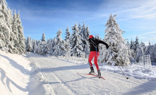 MORZINE. La poussette hiver avec skis à l'avant et pneus neige à l